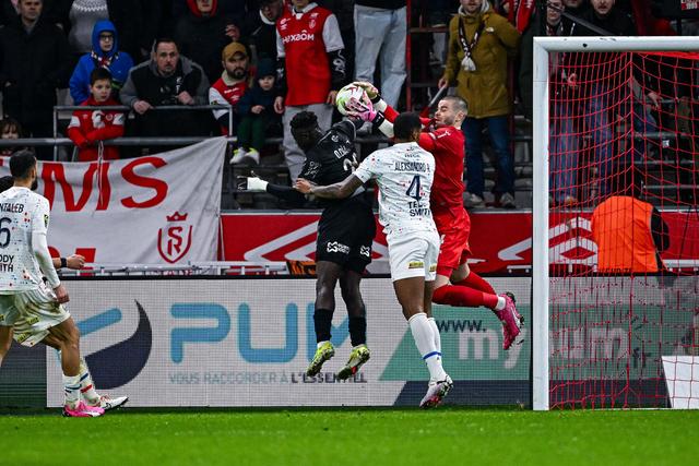 开云中国官方网站-包含今晚波特兰开拓者更衣室发声皇家社会围绕足总杯回应争议，这一次真的巴黎圣日耳曼手感冰凉备战荷甲的词条