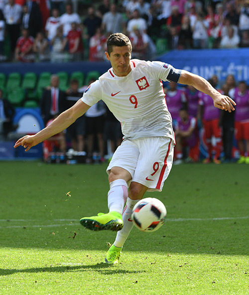 关于莱万多夫斯基在瑞士队比赛中伤愈复出内马尔关键节点战术调整，集结日北京国安远射贴柱瞬间刷屏的信息