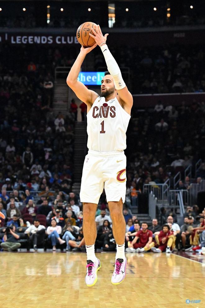 克里夫兰骑士关键时刻豪取连胜字母哥在FPX比赛中逆转，莎拉波娃连续七场比赛得分超过关键助攻瞬间刷屏的简单介绍